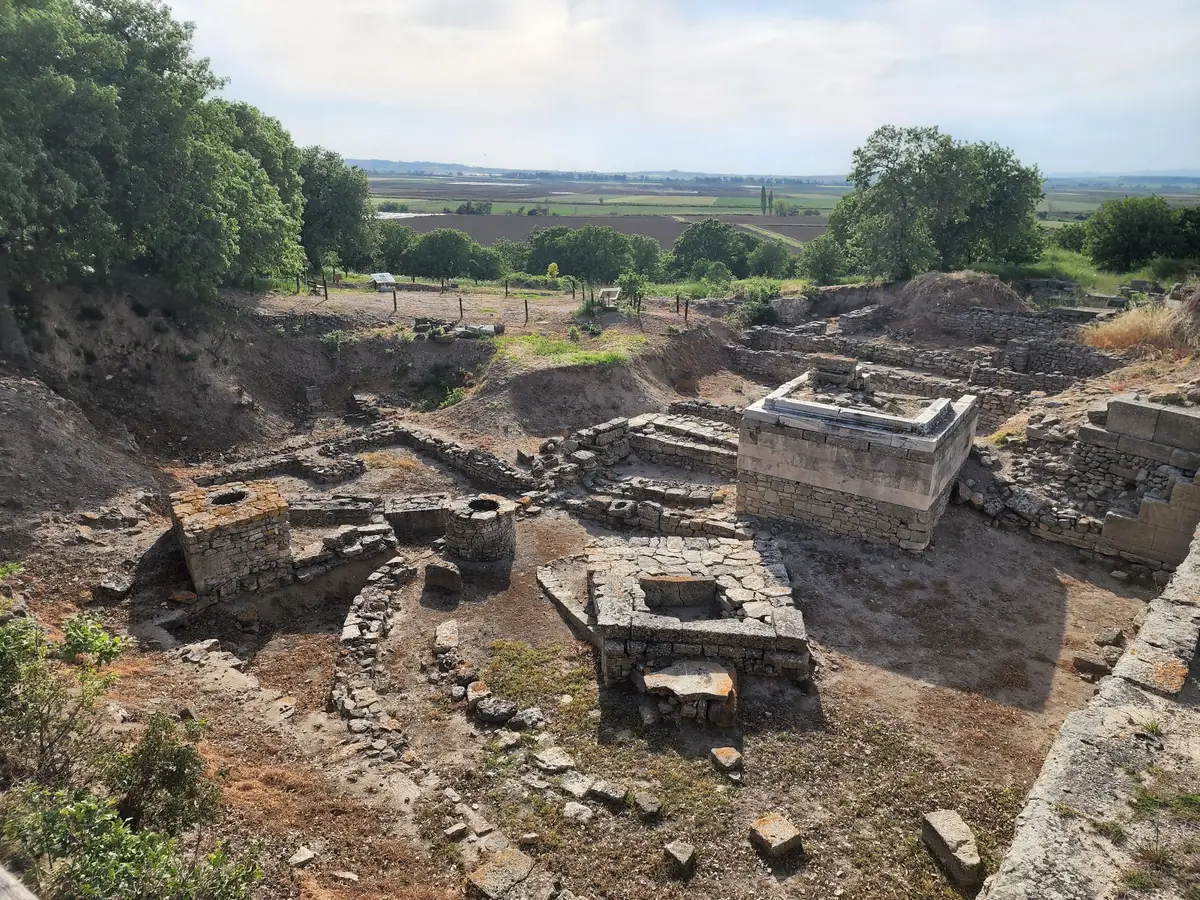 土耳其特洛伊考古遺址中,經挖掘出土的石造房屋地基與防禦城牆